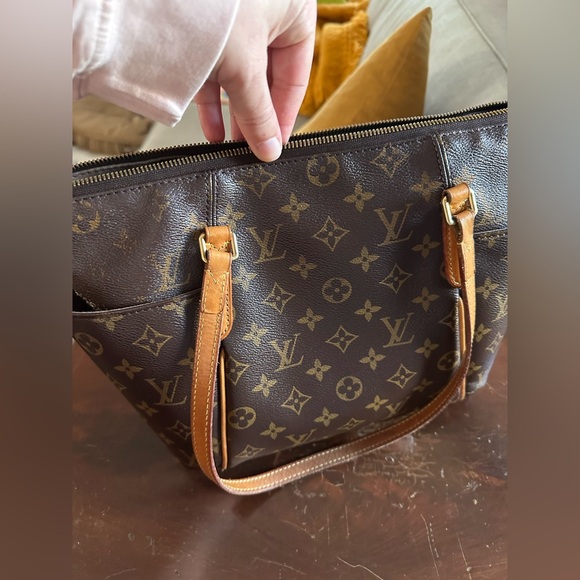 Louis Vuitton Totally MM tote - Picture 3 of 13